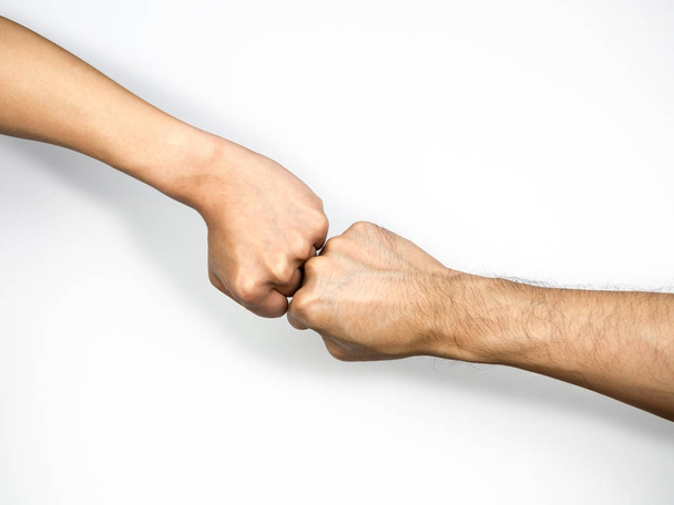 Дві чоловічі руки кулаки разом ізольовані на білому тлі
 - Фото, зображення