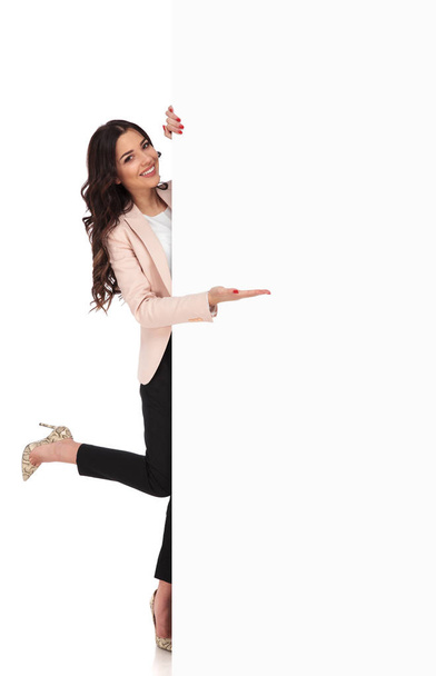donna eccitata presentando grande bordo vuoto con una gamba in su
  - Foto, immagini