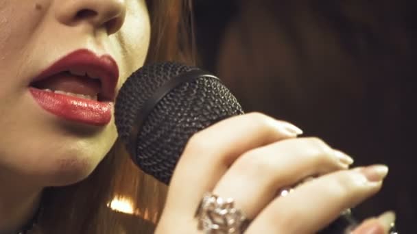 Kırmızı dudaklar ile genç kız şarkı - Video, Çekim