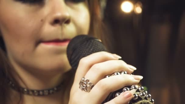 Kırmızı dudaklar ile şarkı sanatçı kız - Video, Çekim