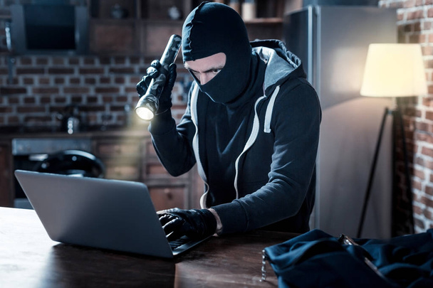 Hacker mascarado fazendo um ataque cibernético
 - Foto, Imagem