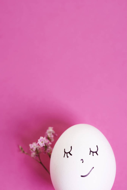 Яйце з обличчям ізольоване на рожевому баклажані
 - Фото, зображення