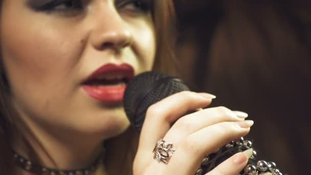 Zpívá zpěvák dívka s červenými rty - Záběry, video