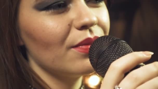 Felvétel, énekes lány piros ajkak - Felvétel, videó