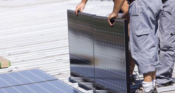 instalación de paneles fotovoltaicos en el techo de un edificio
 - Foto, Imagen