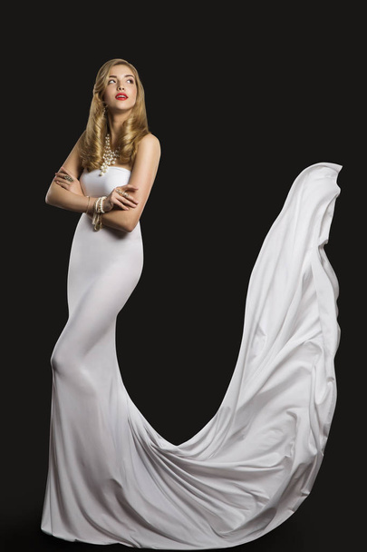 Divat modell esküvő menyasszonyi ruha, fehér ruha, hosszú selyem vonat nő szépség  - Fotó, kép