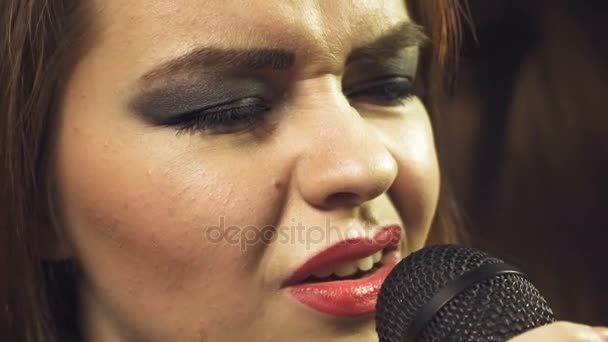 Materiał z młoda kobieta z czerwonymi ustami - Materiał filmowy, wideo