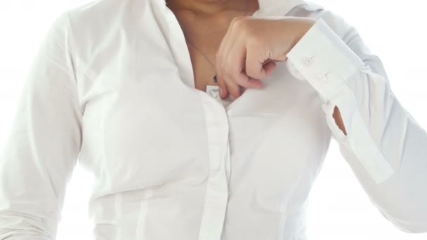 4k Nahaufnahme Video von sexy Geschäftsfrau in weißer Bluse, die Kondom aus ihrem BH nimmt - Filmmaterial, Video