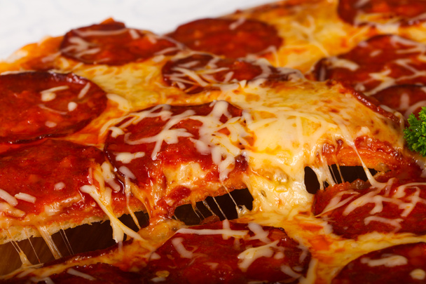 Pizza saborosa pepperoni na placa branca. close-up
  - Foto, Imagem