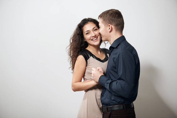 romantisches Paar posiert auf weißem Hintergrund, Liebeskonzept - Foto, Bild
