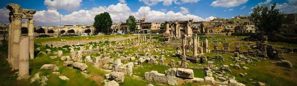 Panorámás kilátással a Vénusz templom, Baalbek, Bekaa, romjai valley, Libanon - Fotó, kép