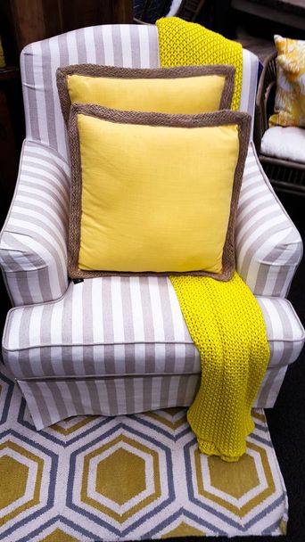 Κίτρινο μαξιλάρι στην καρέκλα στο μίγμα του interior designer χρώματα - Φωτογραφία, εικόνα
