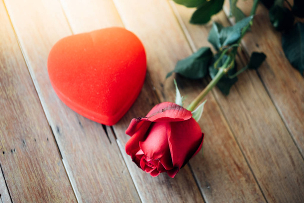 Červené růže květ na dřevěné podlaze v den svatého Valentýna - Fotografie, Obrázek