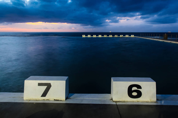 Bloques de inicio en los baños de Merewether Ocean - Newcastle Australia
 - Foto, Imagen