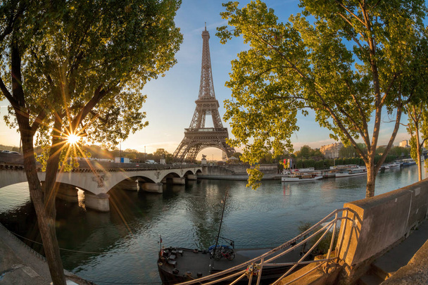 Πύργος του Άιφελ κατά την Ανατολή του ηλίου στο Παρίσι, Γαλλία - Φωτογραφία, εικόνα