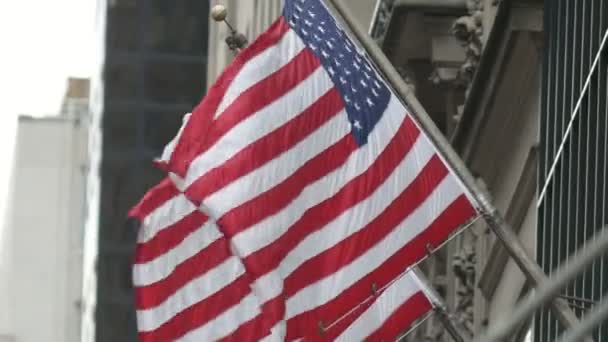 Amerikaanse vlaggen zwaaien in de wind - Video