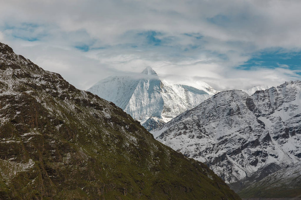όμορφη θέα από την κορυφή του βουνού με το χιόνι. Ελβετικές Άλπεις - Φωτογραφία, εικόνα