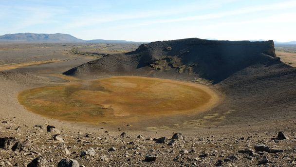 Gore au fond du cratère d'un volcan éteint
 - Photo, image