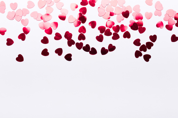 coeurs en papier rouge sur fond blanc - Photo, image