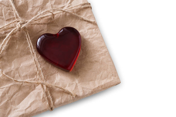 Saint Valentin fait à la main vieux papier cadeau avec coeur rouge isolé sur fond blanc
 - Photo, image
