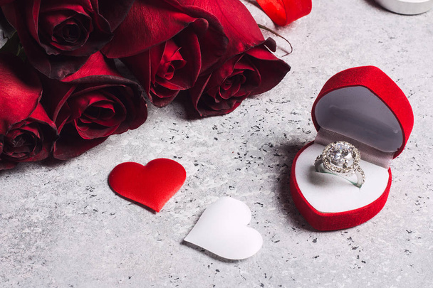 バレンタインデー結婚結婚式の婚約指輪で赤いバラのギフト - 写真・画像