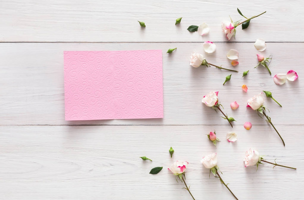 ピンクのバラと白の素朴な木の上の花びら、空のグリーティング カードを開く - 写真・画像