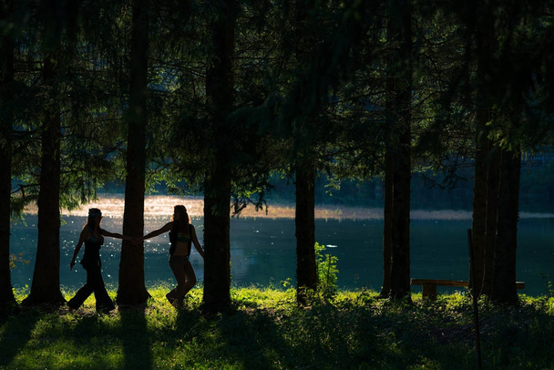 Elég szabad hippi lány séta az erdőben. Kilátással a tóra. -  - Fotó, kép
