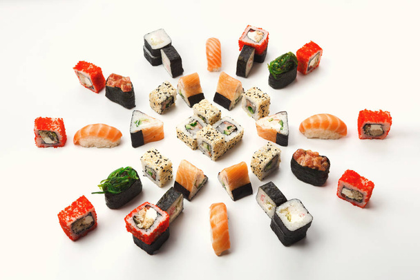 Set de sushi, maki y rollos sobre fondo blanco
 - Foto, Imagen