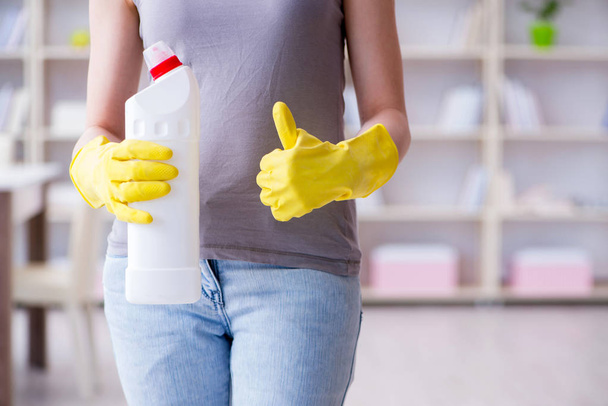 Frau putzt zu Hause - Foto, Bild