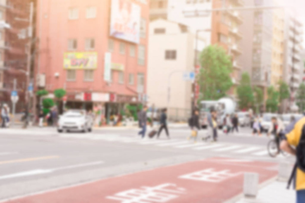 Circulation floue avec les gens marchent à travers la rue Lumière directe à travers la rue au Japon
 - Photo, image
