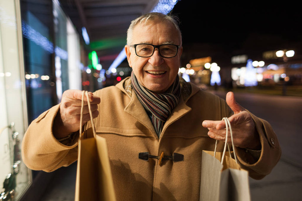 Homem idoso feliz está comprando na cidade
.  - Foto, Imagem