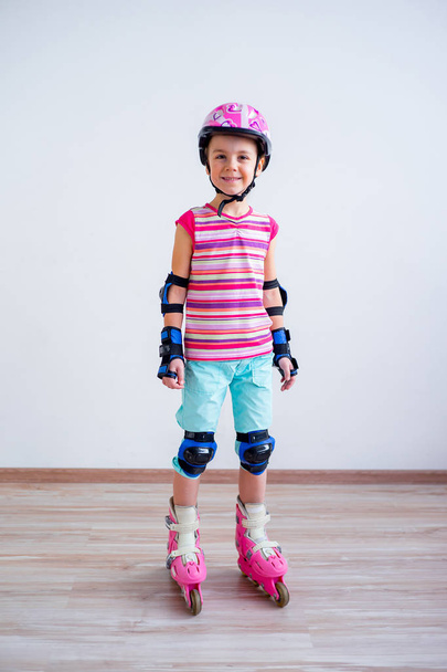 Girl on roller skates - Zdjęcie, obraz