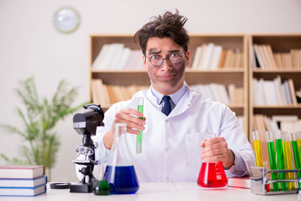 Verrückter Wissenschaftler Arzt macht Experimente im Labor - Foto, Bild