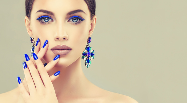 ファッション メイクアップと完璧な青いマニキュアの美しい女性  - 写真・画像