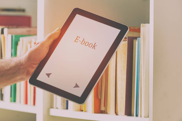 moderne eBook-Reader und Bücher - Foto, Bild