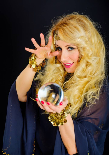 Mulher cartomante com retrato de bola de cristal
 - Foto, Imagem