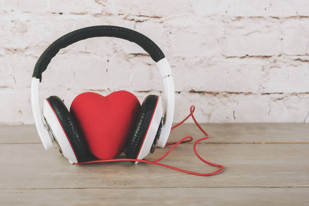 Saint Valentin, coeur avec écouteurs sur une table en bois
 - Photo, image