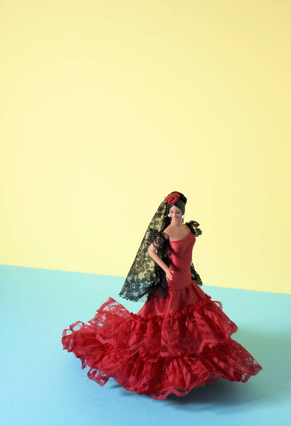 poupée espagnole habillée comme une danseuse de flamenco typique
 - Photo, image