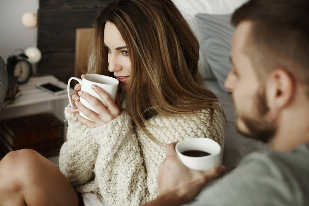 Paar met koffie op slaapkamer  - Foto, afbeelding