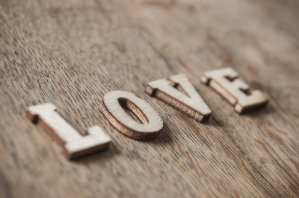 концепт дерев'яного слова на дерев'яному столі Любов
 - Фото, зображення