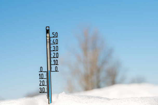 Weather forecast. Thermometer on snow show low temperature. Blue sky. Meteorology concept - Foto, immagini