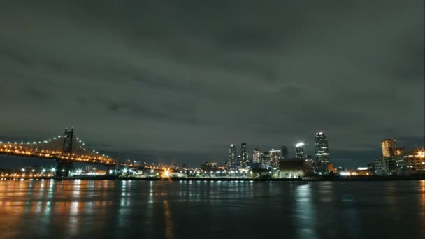 Noc time-lapse wieżowce Manhattan z wody - Materiał filmowy, wideo