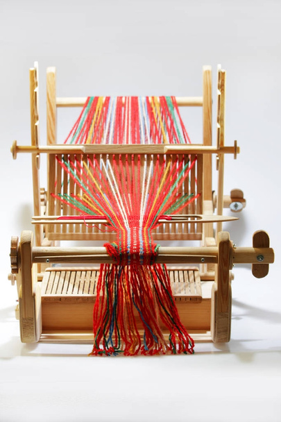 Mini máquina de tejer para hacer cinturones con patrones. Arte popular, hecho a mano
. - Foto, imagen