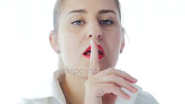 Lähikuva hidastettuna videomateriaalia seksikäs nuori nainen laittaa sormi huulille ja pyytää hiljaisuutta
 - Materiaali, video