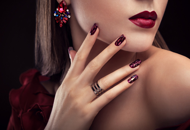 Mooie vrouw met een perfecte make-up en manicure dragen sieraden - Foto, afbeelding