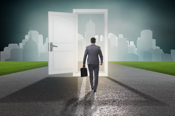 Επιχειρηματίας μπροστά από την πόρτα σε επιχειρηματικές ευκαιρίες έννοια - Φωτογραφία, εικόνα