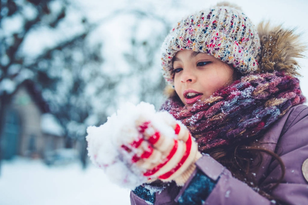 Little girl outdoor in winter - Photo, Image