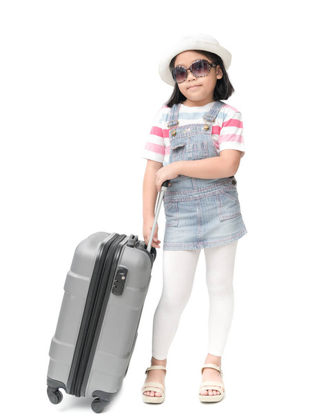 かわいいアジアの女の子の肖像画は、スーツケースとサングラスを着用します。  - 写真・画像