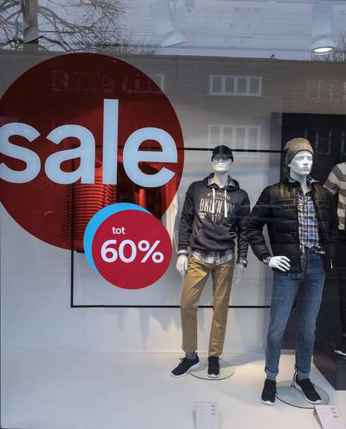 la vendita di parola in vetrina di negozio di abbigliamento
 - Foto, immagini