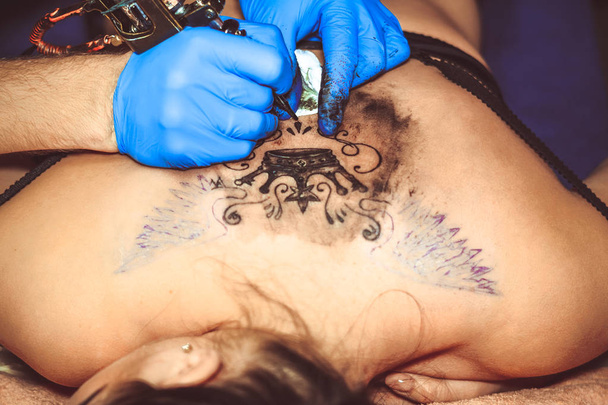 Ana dövme kadın sırtında - Fotoğraf, Görsel
